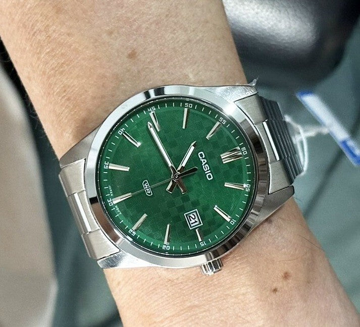 Montre casio elegante + un pendentif parfumé OFFERT MALI